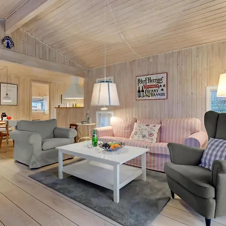 2 Bedroom Cozy In Holiday home