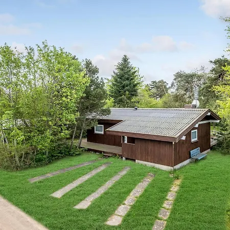 2 Bedroom Cozy In Holiday home